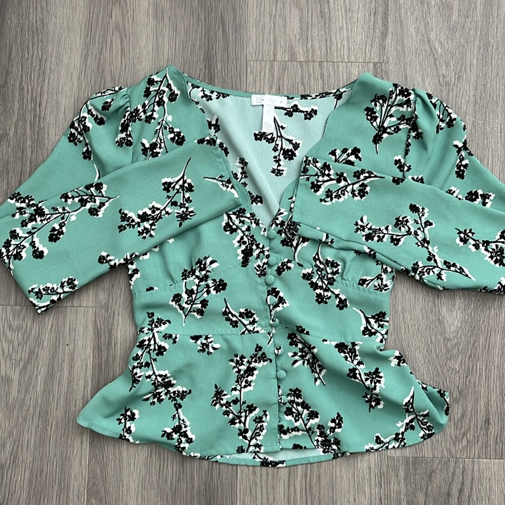 Leith Floral Scalloped V-neck Top